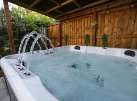 Oasis Retreat Hot Tub Cupar，位于库珀的酒店