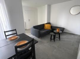 Appartement 4P, au pied de toute commodité，位于克雷泰伊的酒店