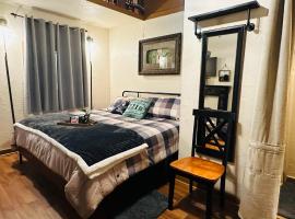 Acorn Hideaways Canton Secluded Sherlock Holmes Suite King Bed，位于坎顿的酒店