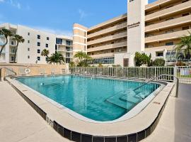 Direct Oceanfront Condo Amazing Views Cocoa Beach，位于可可比奇的酒店