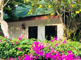 Guest House, shared pool, private bathroom and kitchen，位于普吉镇的别墅