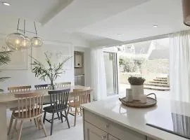 Luxury Cotswold Cottage with hot tub in Stow on the Wold!