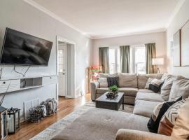Pearly Gates l 3 Bed l Sleeps 5 l w 2-Car Garage，位于Forest Park的酒店