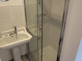 logement avec terrasse，位于Saint-Julien-lʼArs的酒店