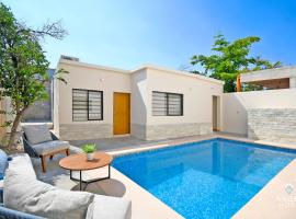 NEW Comfy Stay with Pool Onsite Steps from Malecón，位于拉巴斯的度假屋
