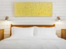 Boutique Room steps from Downtown Mall Rose Jean Room 1，位于夏洛茨维尔夏洛茨维尔雅宝机场 - CHO附近的酒店