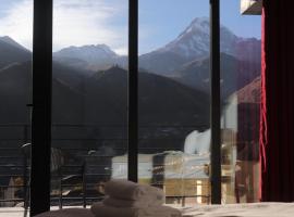 Rooftop Kazbegi，位于卡兹贝吉的住宿加早餐旅馆