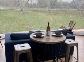 Open Sky Glamping Kawartha Dome，位于Marmora的豪华帐篷营地