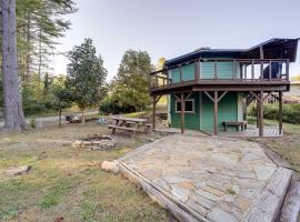 Unique West Jefferson Home with Fire Pit and Grill!，位于西杰斐逊的酒店