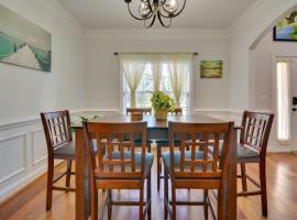 High Point Vacation Rental with Private Deck!，位于海波因特的酒店
