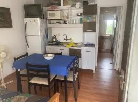 Apartamento cerca Playa Mansa y centro Maldonado aire acondicionado TV cable, Wifi Netflix