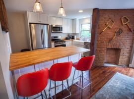 Light and Bright Renovated Farmhouse in the City，位于匹兹堡的酒店