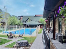 Mystic Chalet managed by Little Sister Getaways，位于坎莫尔的酒店