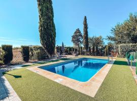 6 bedrooms house with private pool and enclosed garden at Burguillos de Toledo，位于Burguillos de Toledo的别墅
