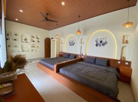 Azalea Room By The Anp Villas，位于西昆都尔的山林小屋