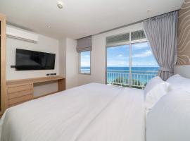 Chic Design & Full Seaview 2BR Karon Condo 16C, near Beach，位于卡伦海滩的海滩短租房