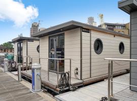 Unique Water Lodge in London - Sleeps 6，位于伦敦的酒店