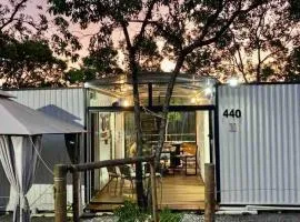 Casa Container com piscina. Sem a tenda da frente