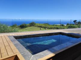 L'ApparT, meublé de tourisme 4 étoiles, piscine chauffée et vue mer imprenable，位于莱萨维龙的酒店