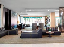 Courtyard by Marriott DeLand Historic Downtown，位于德兰的酒店