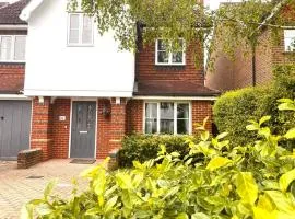 Remarkable 5-Bed House in Horley