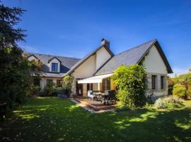 7 Bedroom Secluded Villa close to Prague，位于日恰尼的酒店