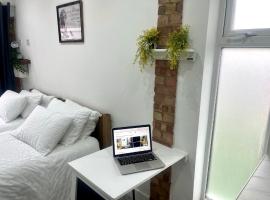 Nice and Cosy Large Studio near Luton Airport，位于卢顿的酒店