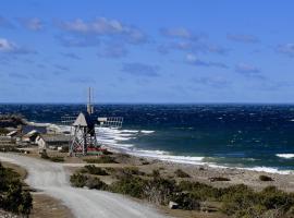 Cozy cottage overlooking the sea located at Sandvik，位于勒托普的度假屋