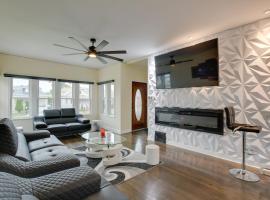 13 Mi to Dtwn Chicago Maywood Home with Fireplace，位于Maywood的酒店