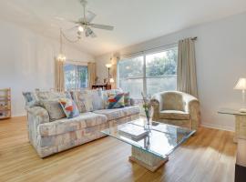 20 Mi to Disney: Condo w/ Pool Access in Clermont!，位于克莱蒙的酒店