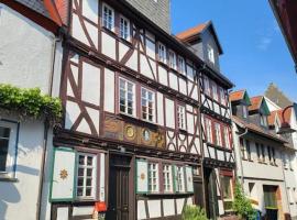 Historisches Fachwerkhaus im Herzen von Butzbach，位于布茨巴赫的带停车场的酒店