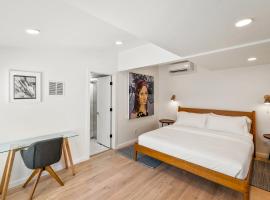 Boutique Room steps from Downtown Mall Rose Jean Room 2，位于夏洛茨维尔的酒店