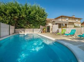 Villa charmante en pleine campagne de Courrensan avec piscine privée，位于Courrensan的酒店