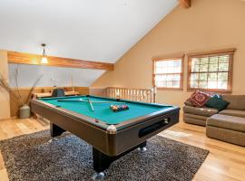 Starlight Summit - Walk to Slopes - Luxury cabin with game room, hot tub, and pool table，位于大熊湖的酒店
