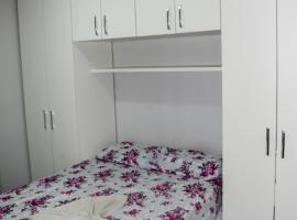 Apt 1 qto wifi - netflix - ar condicionado - prox ao metrô -ambiente familiar.，位于Ceilândia的酒店