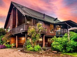 Treetops Sanctuary - Luxury Treehouse pole home，位于Jaggan的酒店