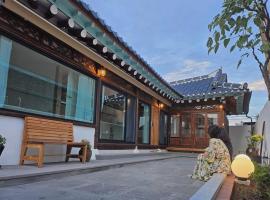 Exclusive House Hanok Stay 'Soo Hanok'，位于顺天市的乡村别墅