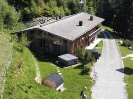 Luxury old wood mountain chalet in a sunny secluded location with gym, sauna & whirlpool，位于凯撒山麓舍福的酒店