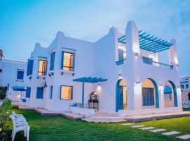 4 bedrooms villa with private pool in Tunis village faiuym，位于Qaryat at Ta‘mīr as Siyāḩīyah的酒店