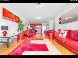 Stunning Spacious City Apartment with free parking，位于卡迪夫Cardiff Magistrates Courts附近的酒店