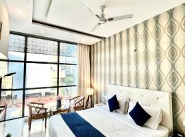 Hotel Woodcrest Zirakpur - Real Meaning of Comfort，位于齐拉克普尔昌迪加尔机场 - IXC附近的酒店