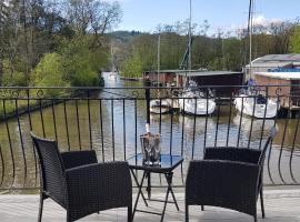 Marina Boathouse, lake windermere lets，位于鲍内斯温德米尔的海滩短租房