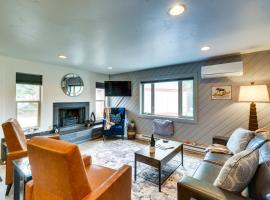 Whitefish Condo with Pool Access and Close to Hiking!，位于白鱼镇的酒店