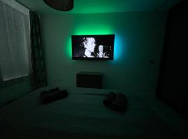 DELUXE APARTMENT (Free Parking)，位于特伦钦的酒店