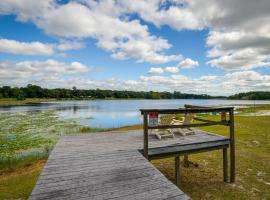 Lakefront Keystone Heights Home with Boat Dock!，位于Keystone Heights的酒店