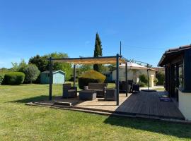 Le Petit Coin with pool, near Aubeterre sur Dronne，位于Saint-Romain的酒店