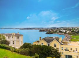 Stunning Sea View Central Torbay Home with Parking，位于托基的公寓