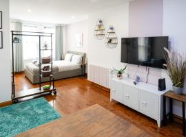 REEF7 - Modern central flat, 5 mins from beach, centre and Bournemouth International Centre，位于伯恩茅斯的家庭/亲子酒店
