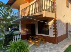 Casa Feliz 2 quartos com Ar, condominio com piscina,200m da lagoa