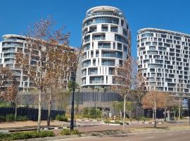 Ellipse Waterfall City Luxury Apartment - Bigger Apartment than Most - Middle floor，位于米德兰的酒店